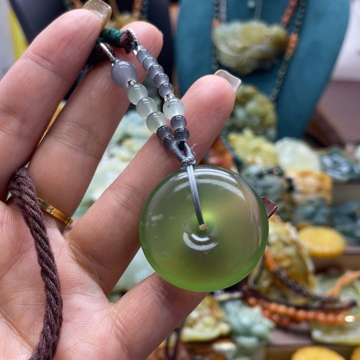 蛇纹石玉未镶嵌颈饰