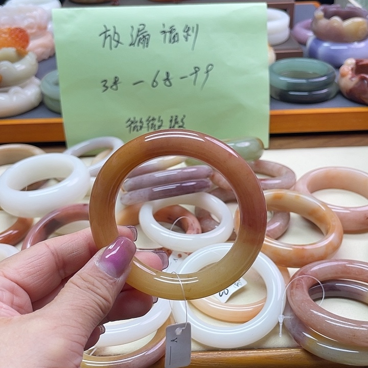 未镶嵌手镯石英质玉熬****?