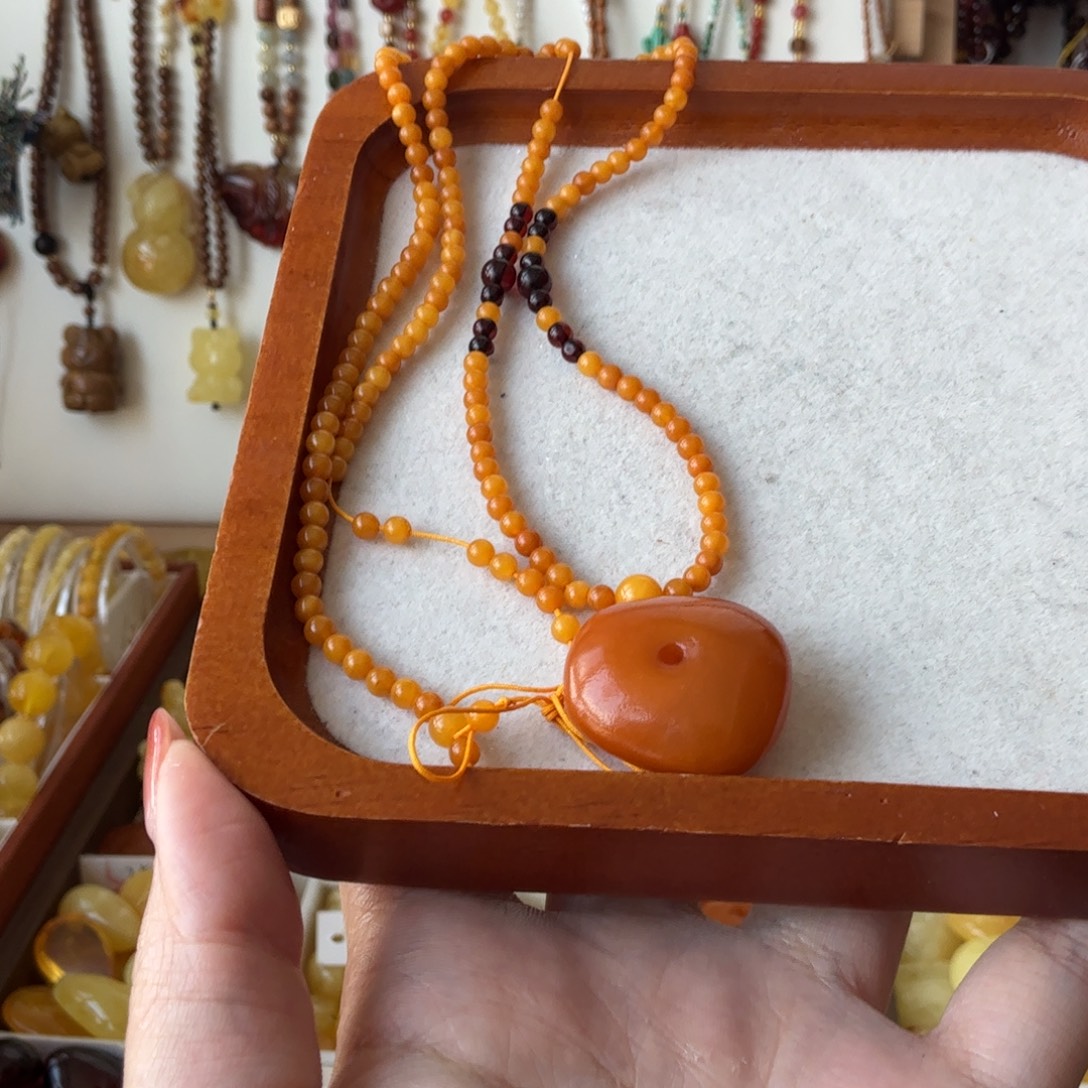 怡****树脂只买单纯的吊坠，没带链子，属的性质。藏扣子