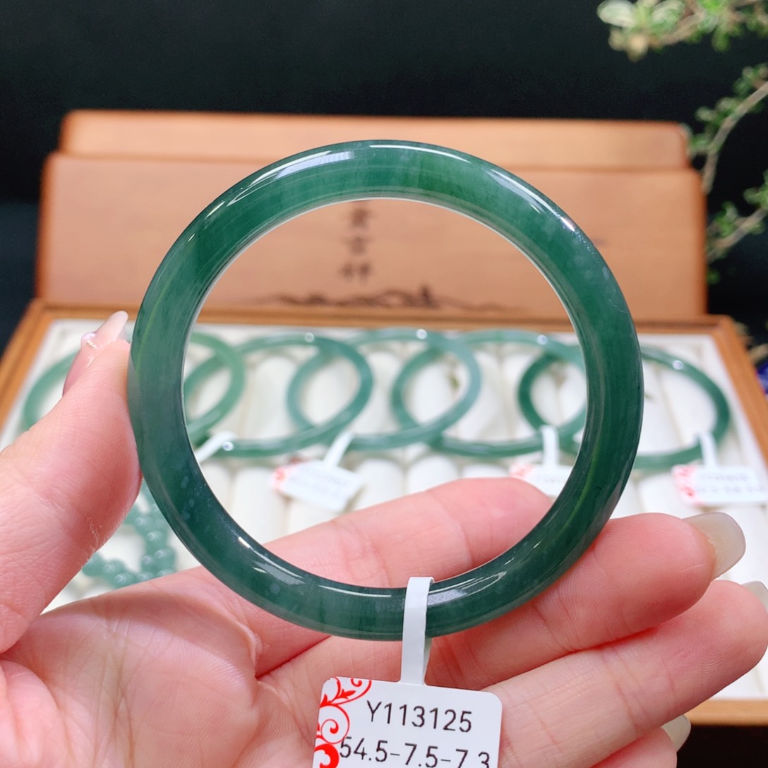翡翠手镯未镶嵌天然