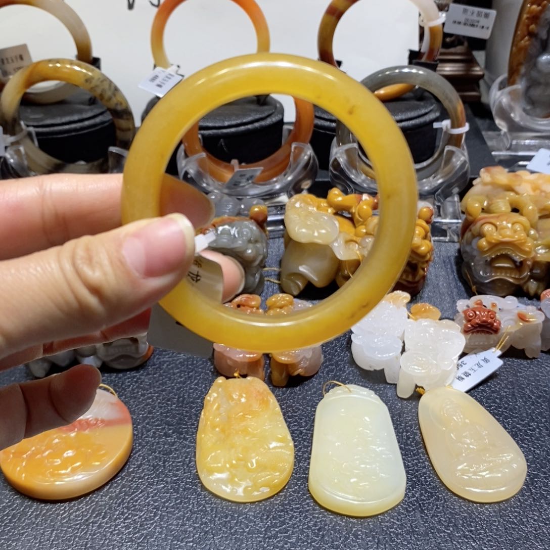 石英质玉（黄龙玉）手镯未镶嵌