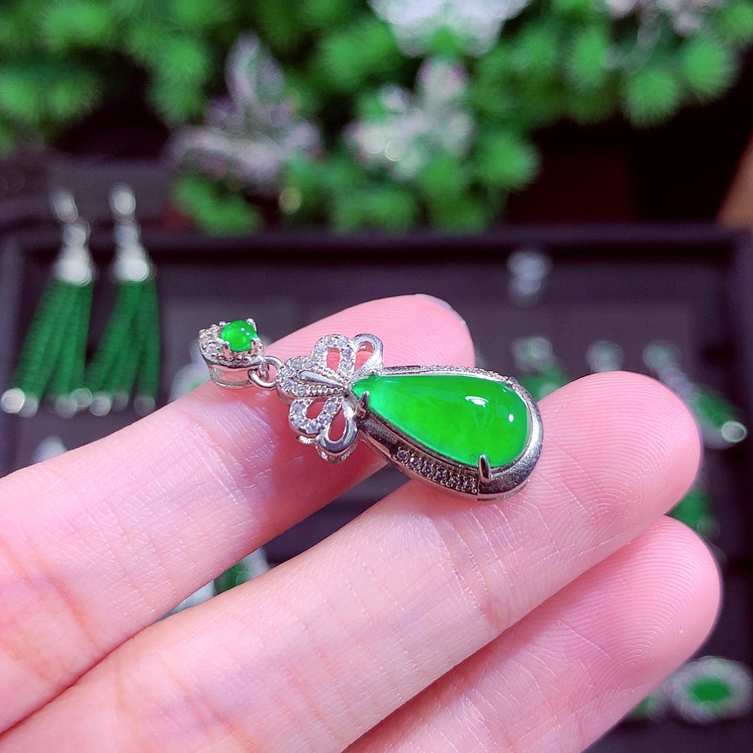 颈饰未镶嵌翡翠天然