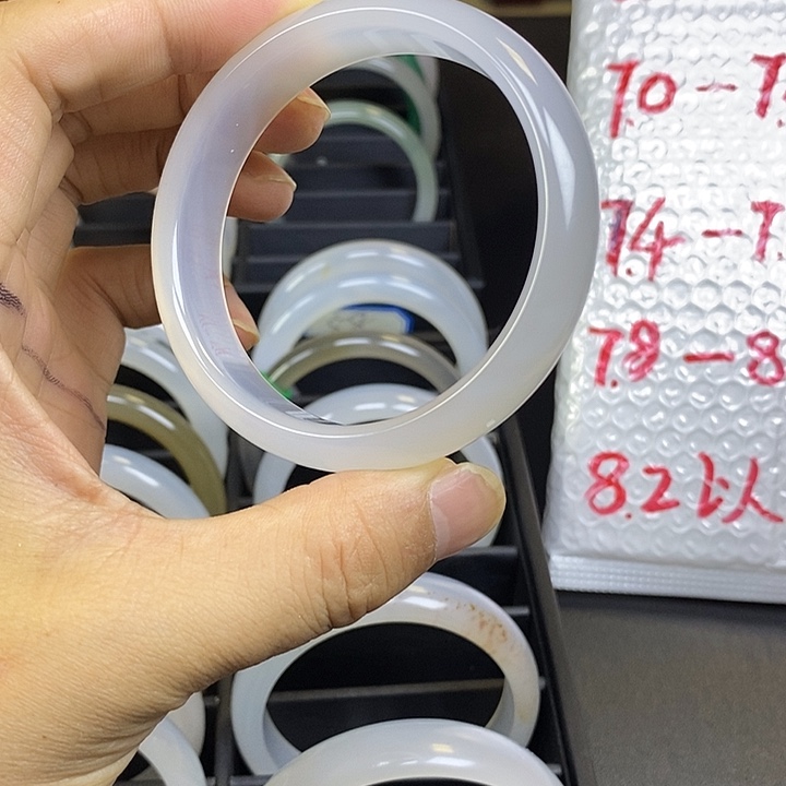 春***开玛瑙/玉髓未镶嵌手镯60