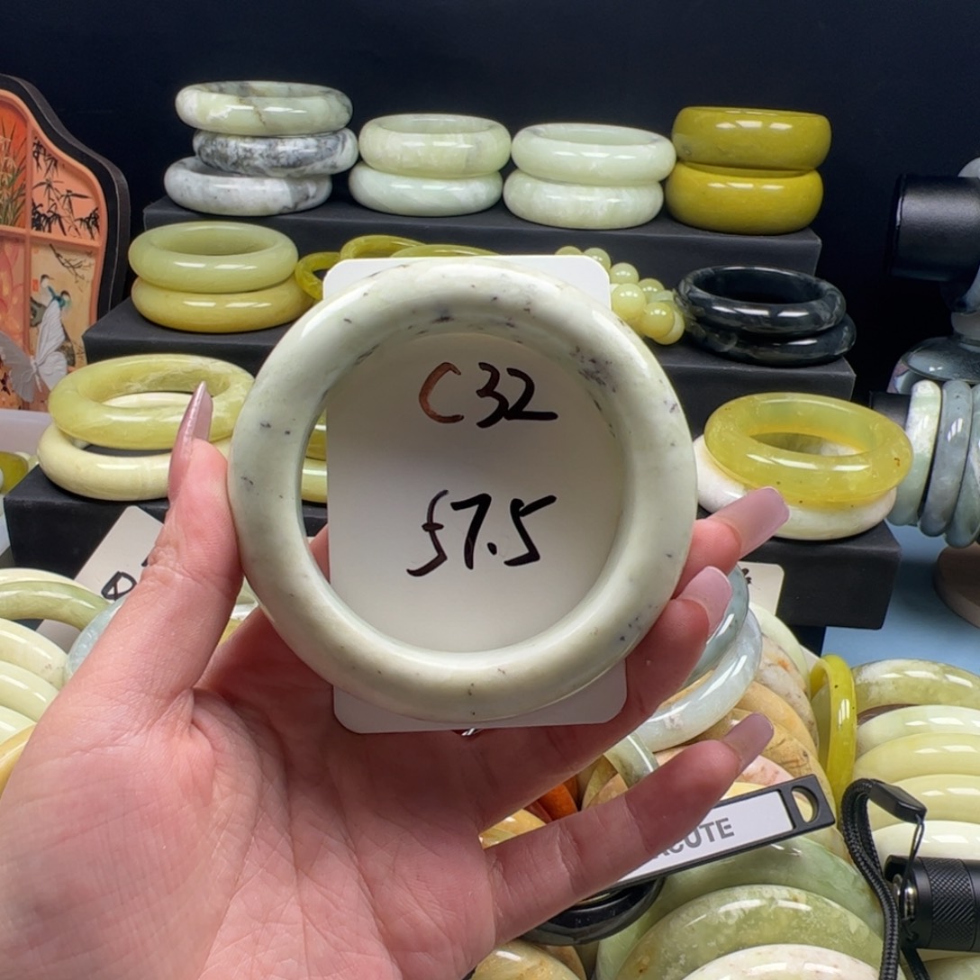 蛇纹石玉未镶嵌手镯