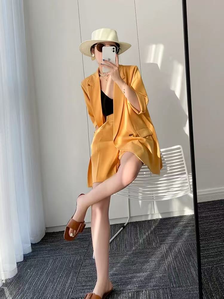 网红爆款时尚套装2025夏季新款韩版短袖西装短裤两件套
