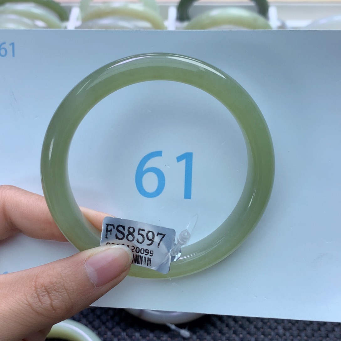 和田玉手镯未镶嵌普****?