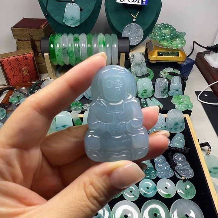 翡翠未镶嵌颈饰观音