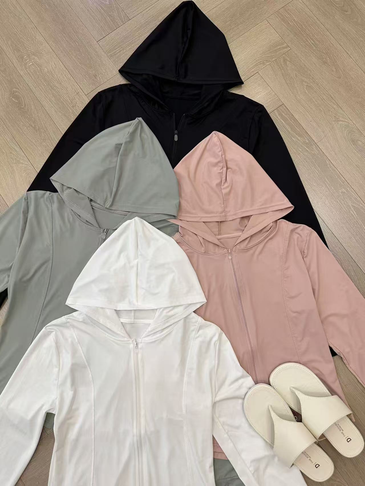 熙薇2025夏季新款时尚休闲潮牌连帽防晒衣女士外套H2497