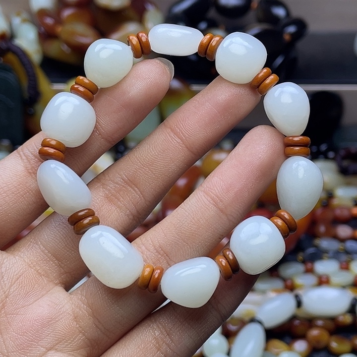 首***社和田玉未镶嵌手链