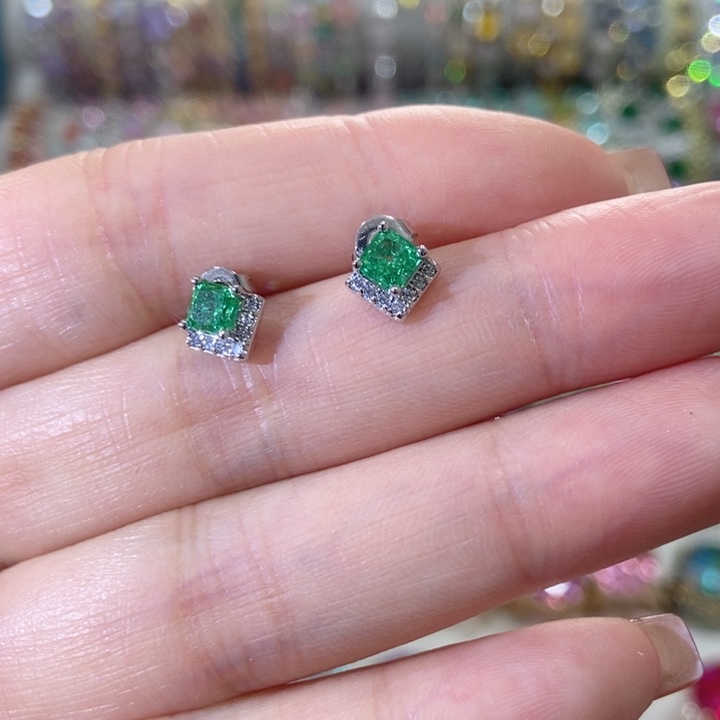 66锆石（处理）耳钉