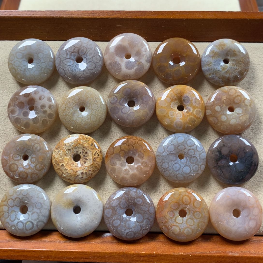 硅化珊瑚（珊瑚玉）未镶嵌吊坠60漏30/个。可挑。满50包邮