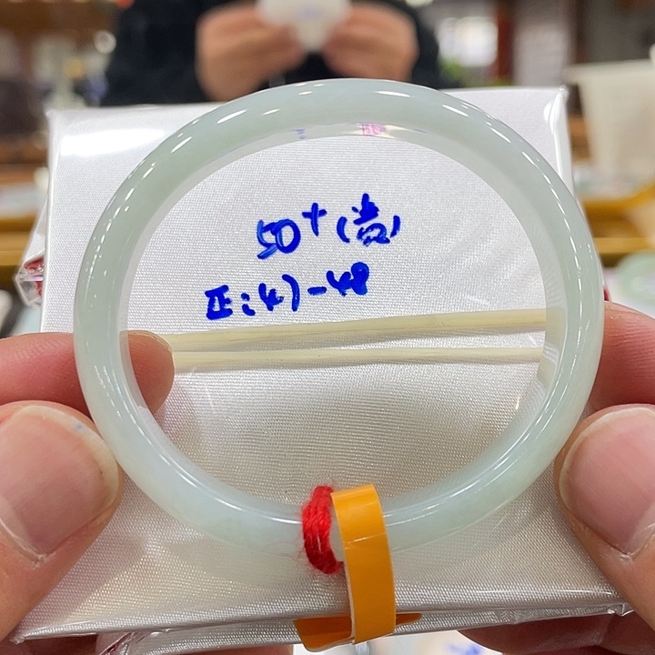 翡翠手镯未镶嵌翡翠