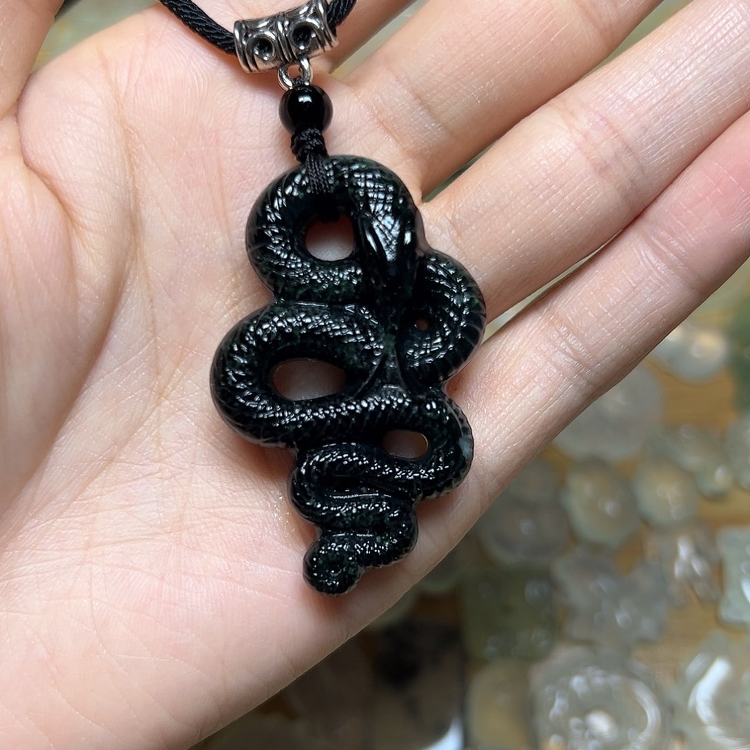 蛇纹石玉颈饰未镶嵌