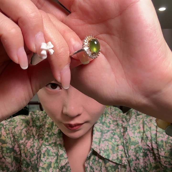 蛇纹石玉足银镶嵌颈饰