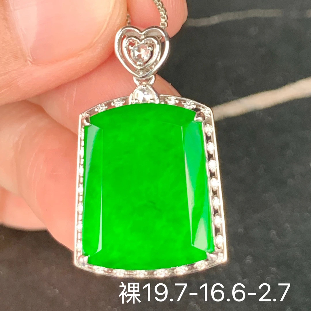 帝王绿无事牌天然翡翠吊坠 镶嵌精致