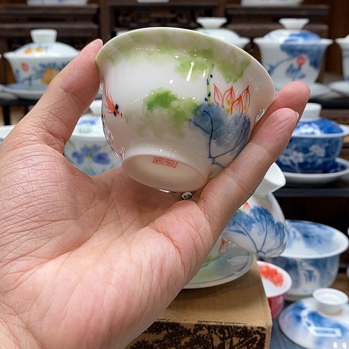 手绘五彩荷花压手杯85cc釉下彩微瑕福利款
