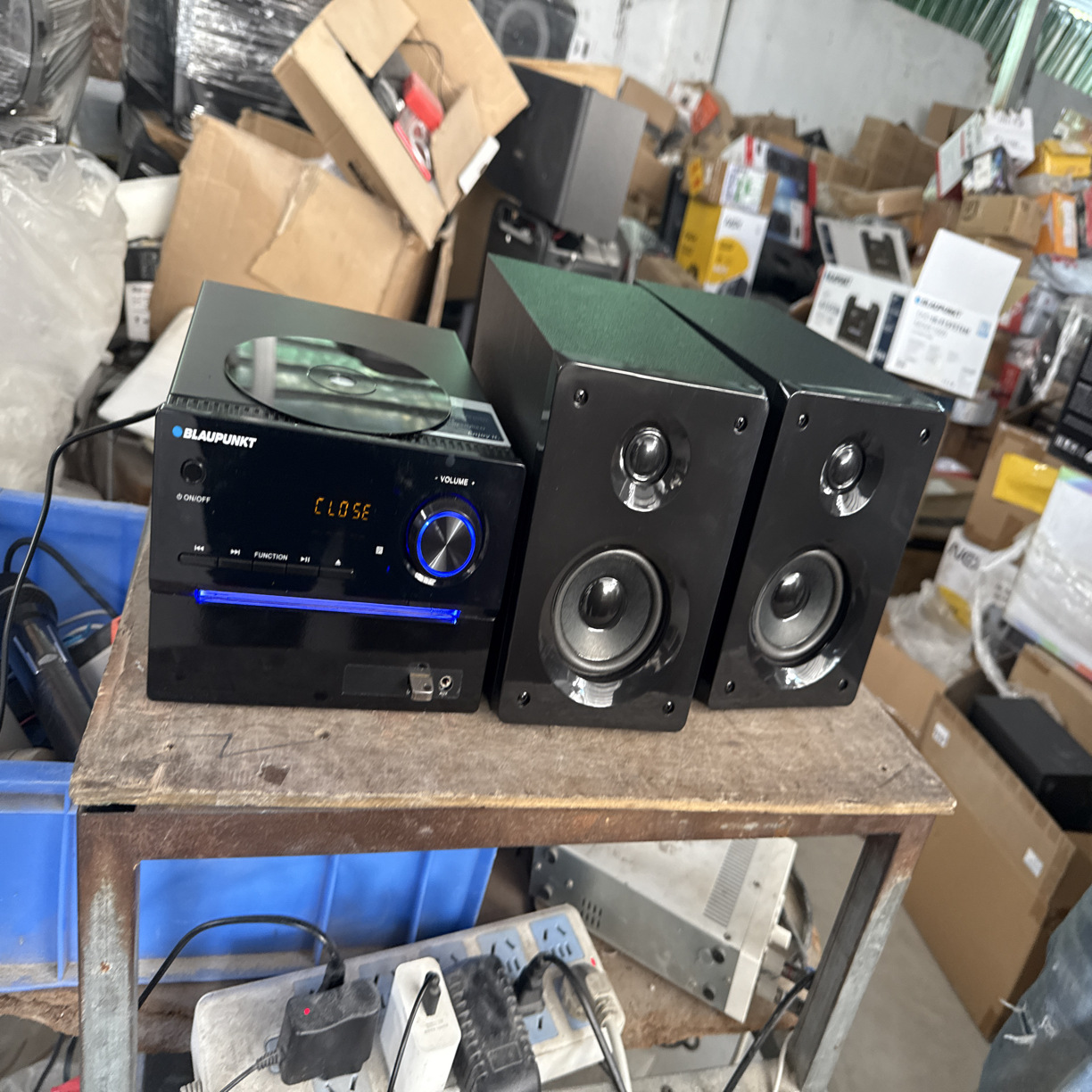 9新  插电款桌面音响，CD不出仓，不读取U盘，没蓝牙，没话筒插口