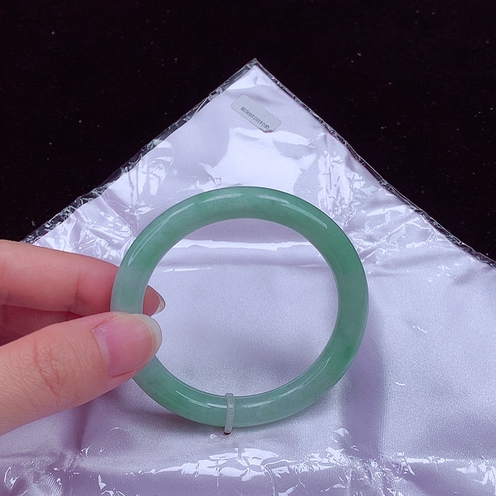 翡翠手镯未镶嵌翡翠