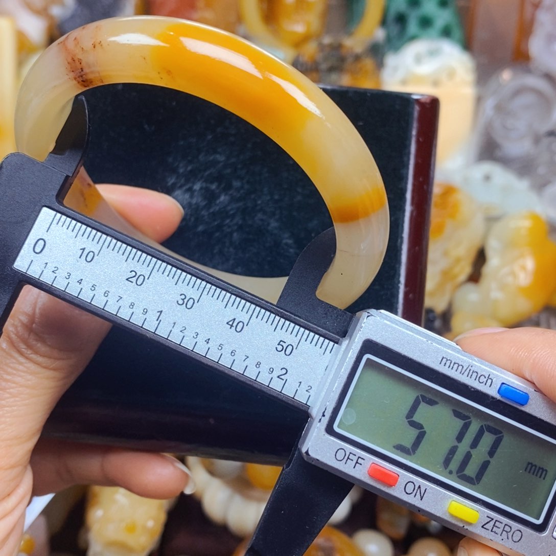 石英质玉（黄龙玉）未镶嵌颈饰