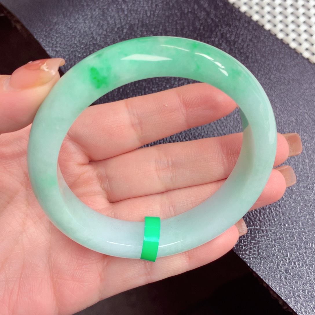 翡翠手镯未镶嵌翡翠