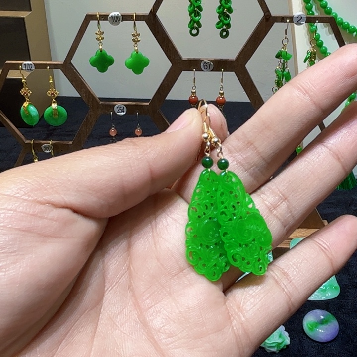 翡翠颈饰未镶嵌耳饰