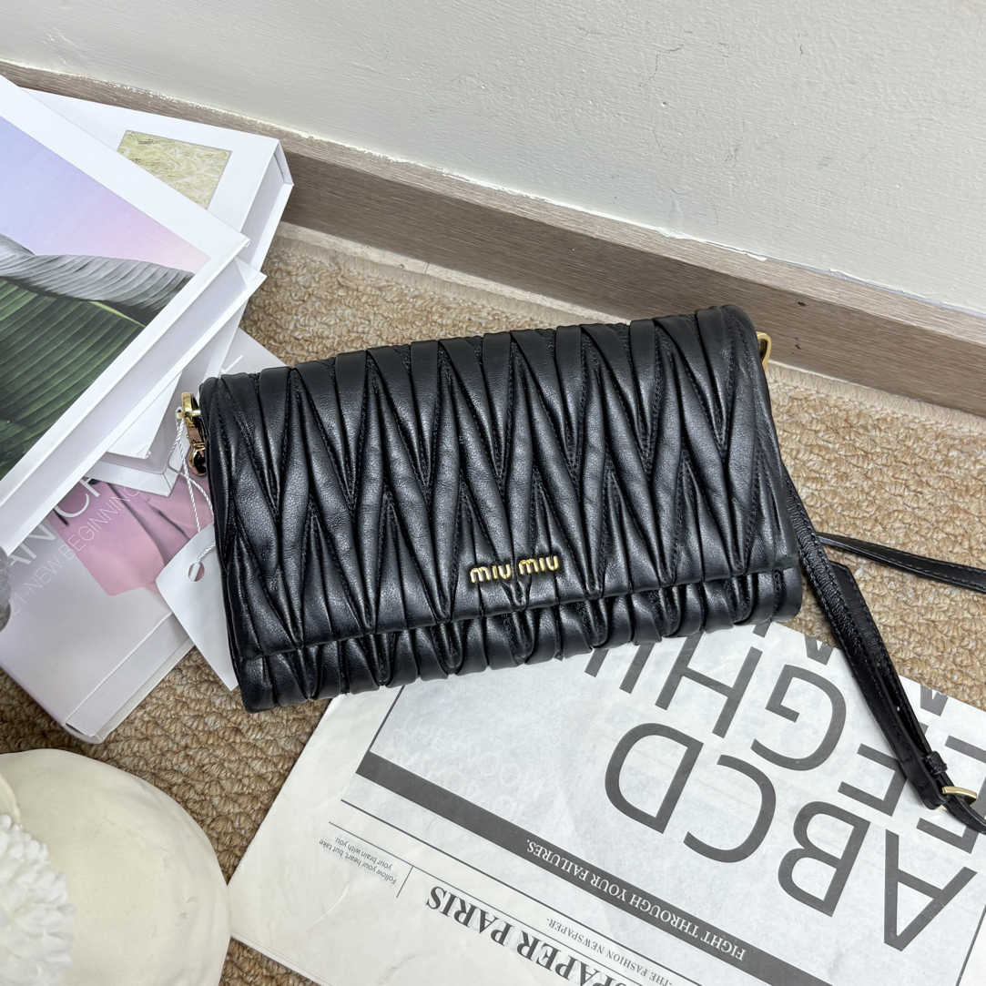 95新 MIU MIU/缪缪 黑色单肩腋下包时尚实用适合日常出行