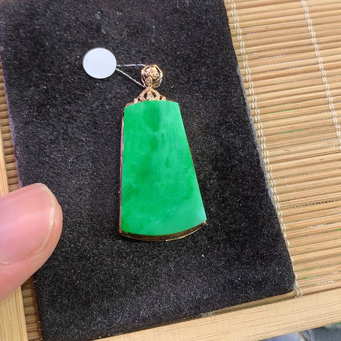 翡翠18K金镶嵌吊坠(赠链)