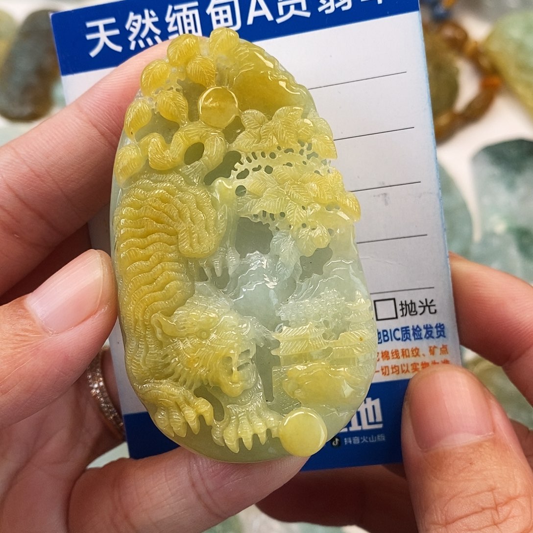 翡翠未镶嵌颈饰虎