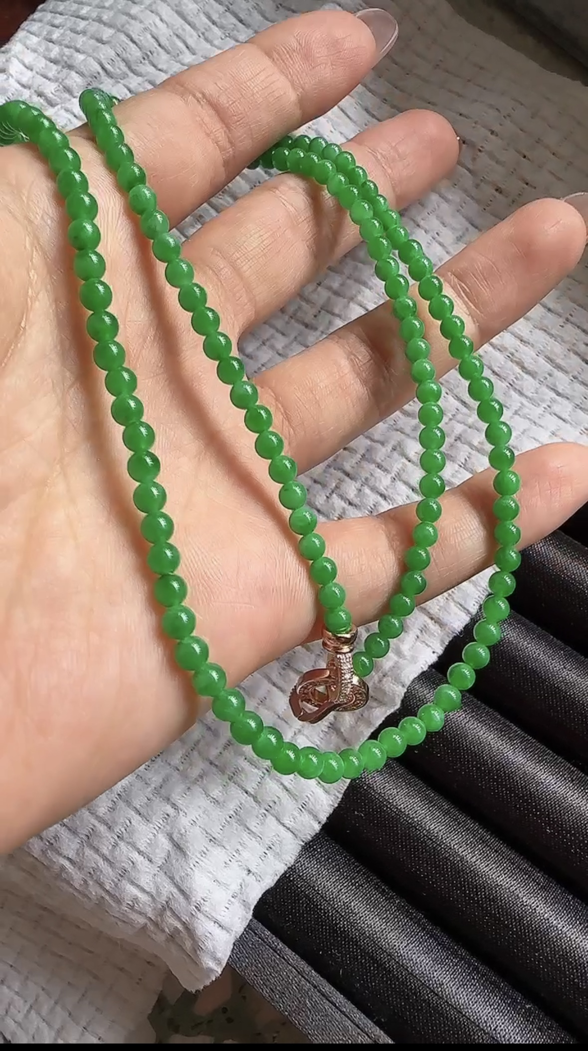 阳绿缅甸翡翠A货珠链，种老细腻，大气时尚气质
