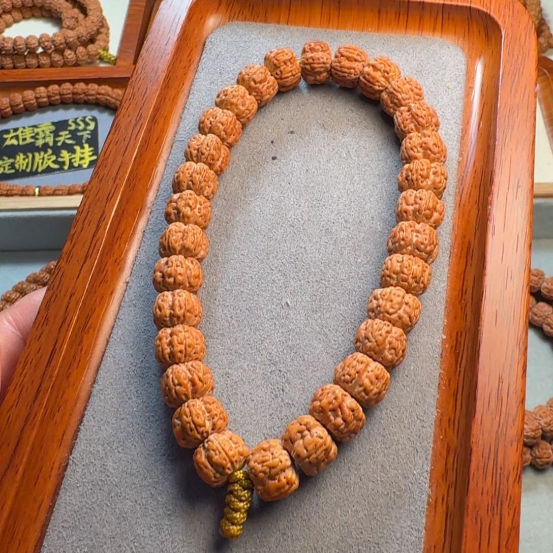 金刚菩提手串L**、天龙梅花11-