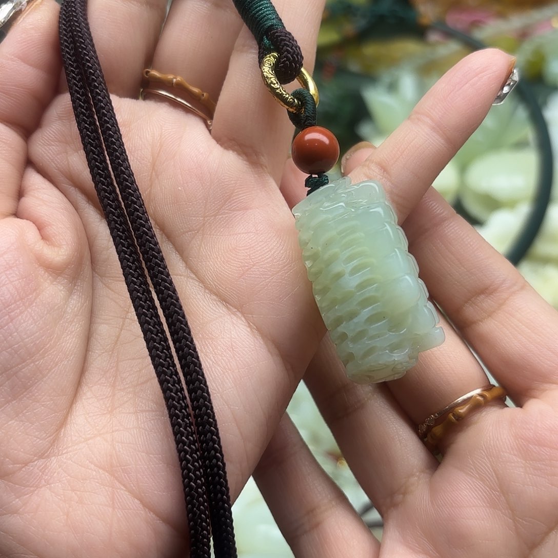 蛇纹石玉未镶嵌吊坠