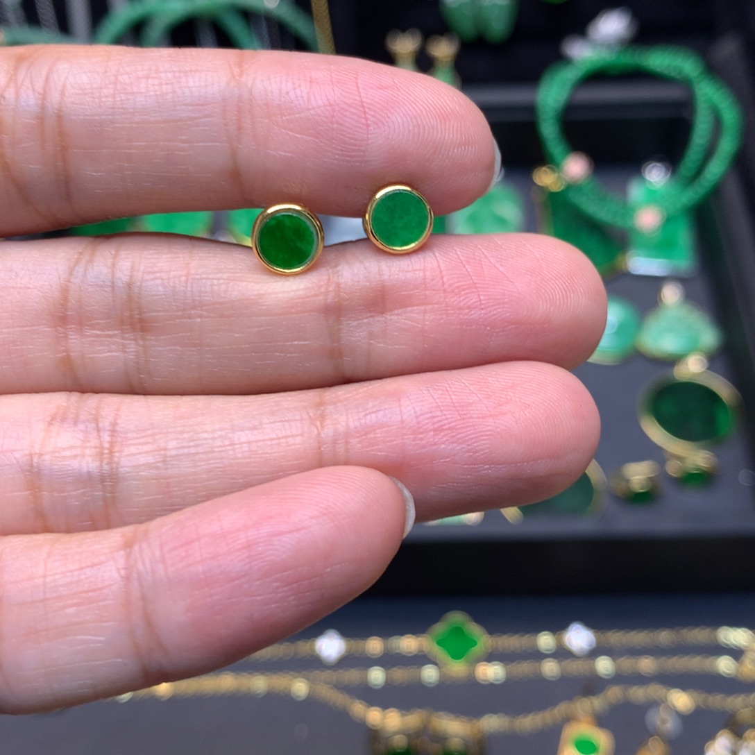 宠***儿翡翠未镶嵌颈饰有纹