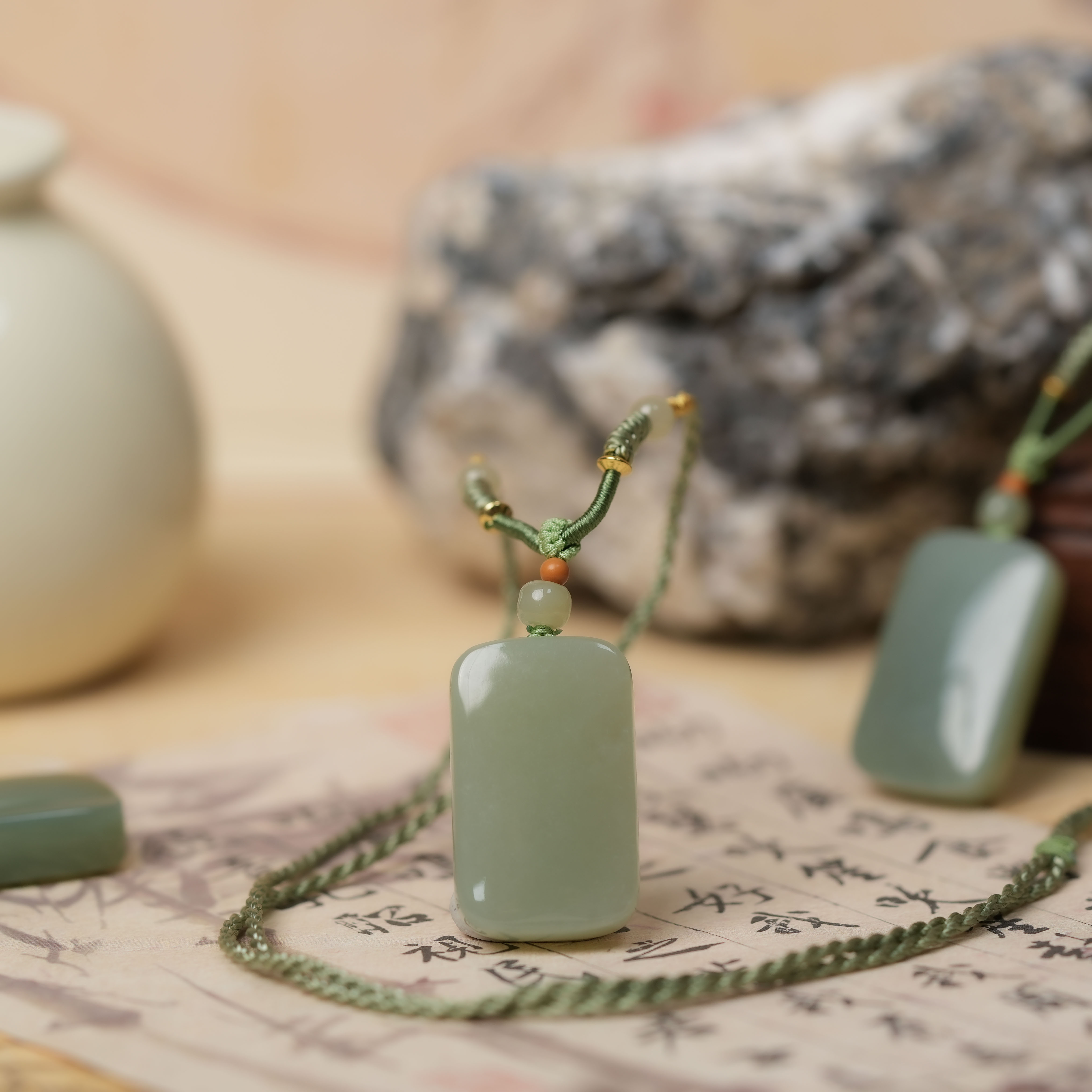 和田玉新疆且末料无事牌 多样性发一件 约20*33*10mm