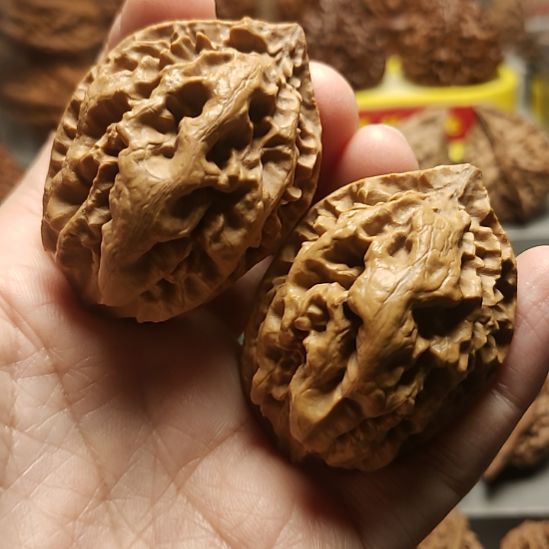 小***腾文玩核桃吊坠一只尖微磕变态蜥蜴手雷