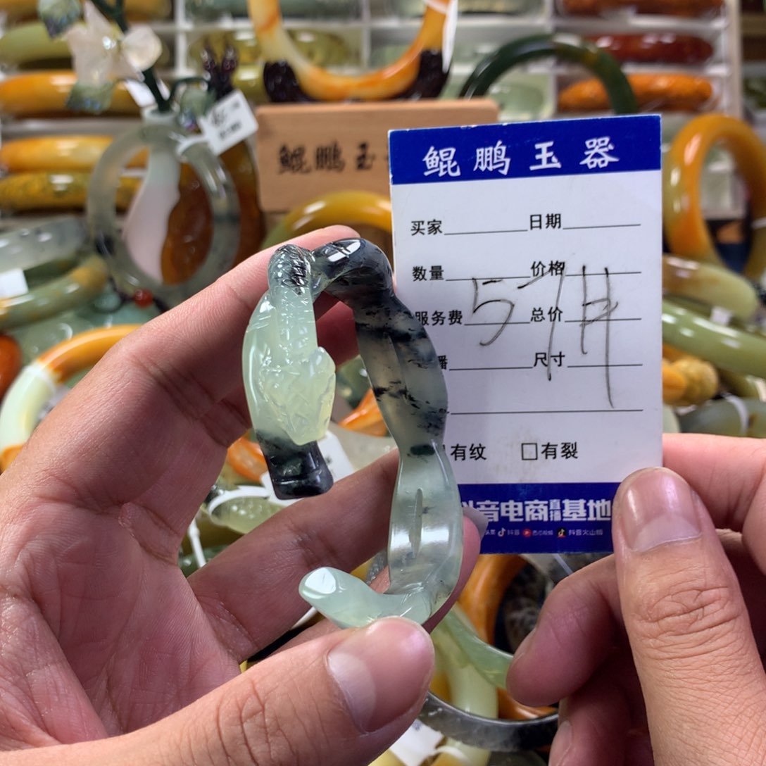 蛇纹石玉手镯未镶嵌