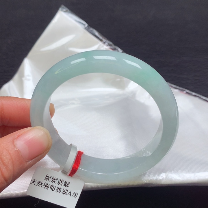 翡翠手镯未镶嵌52圈