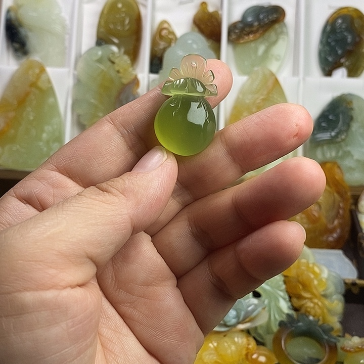 蛇纹石玉未镶嵌颈饰