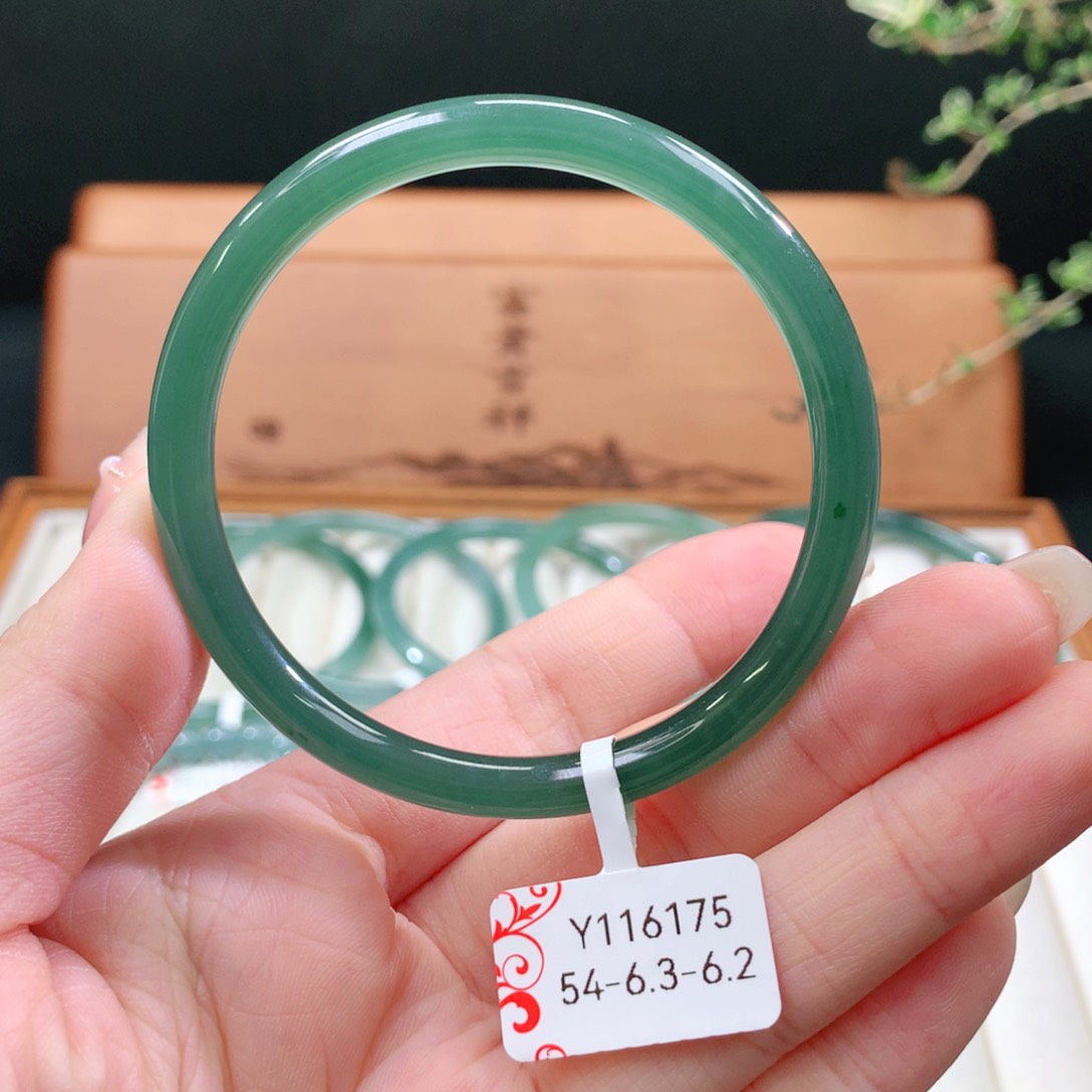 翡翠手镯未镶嵌天然