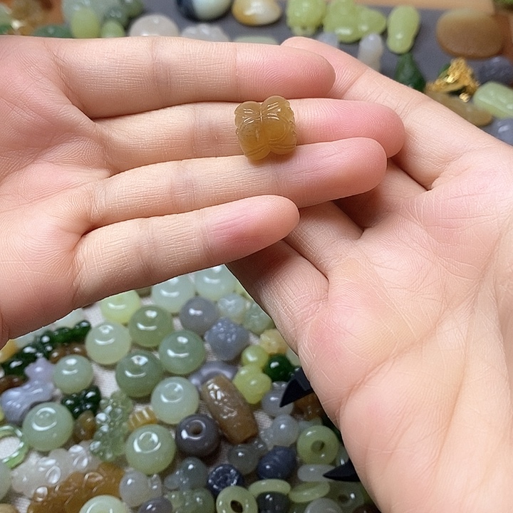 未镶嵌和田玉挂件并蒂莲