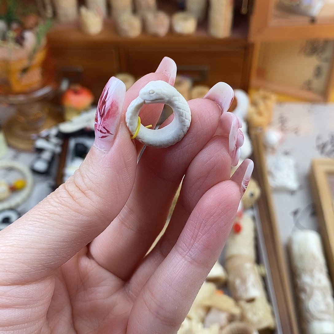 鹿骨把件冷*M28鹿角雕刻的小蛇侧环