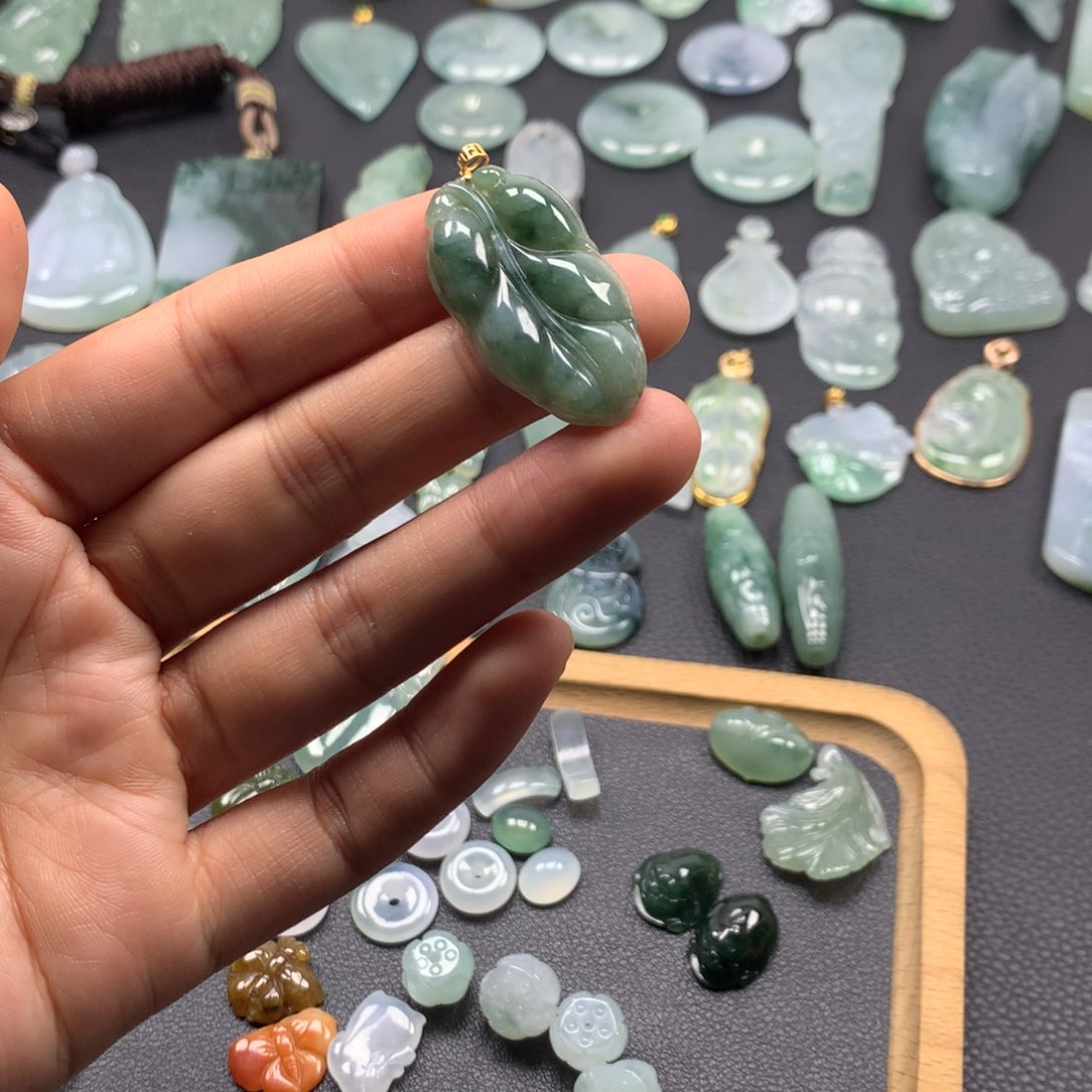 翡翠颈饰未镶嵌树叶