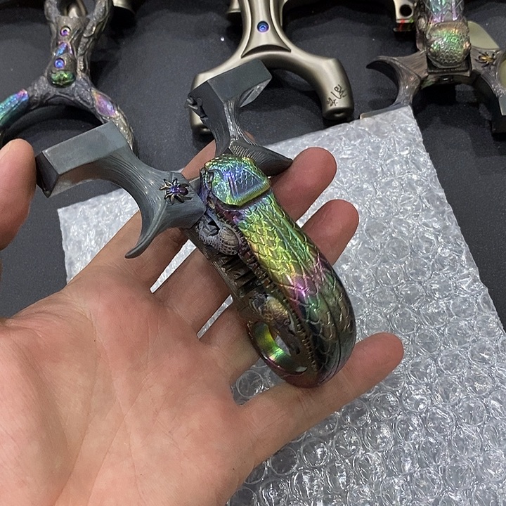 涅***—872号雕刻变色龙带弓包