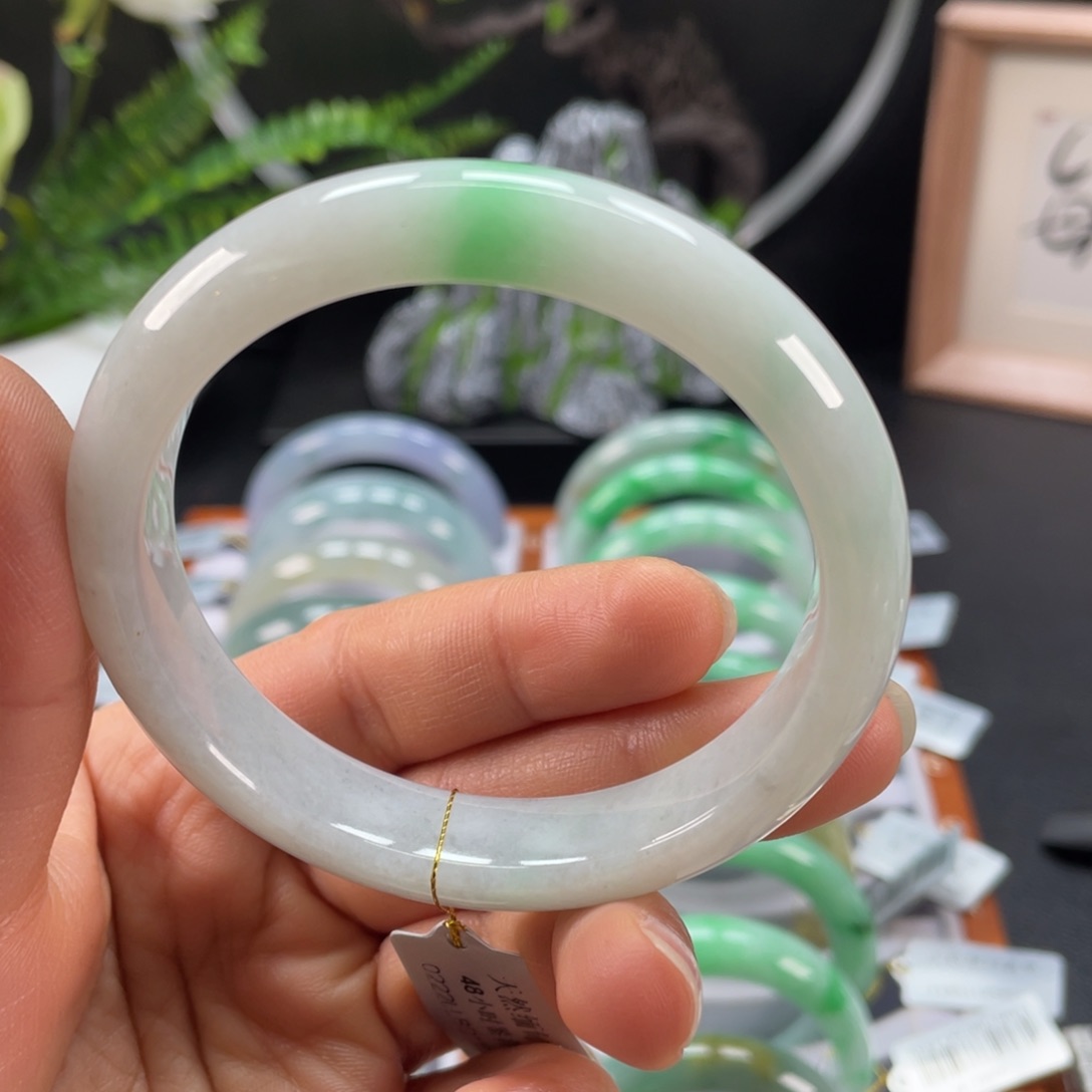 翡翠手镯未镶嵌白底青正圈