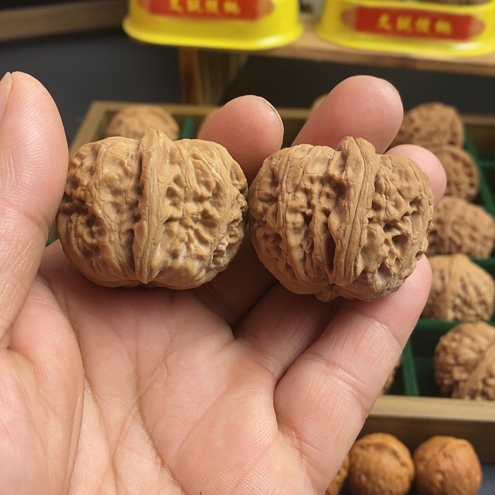 核桃文玩核桃，苹果元宝稍微有一点点小浮黄