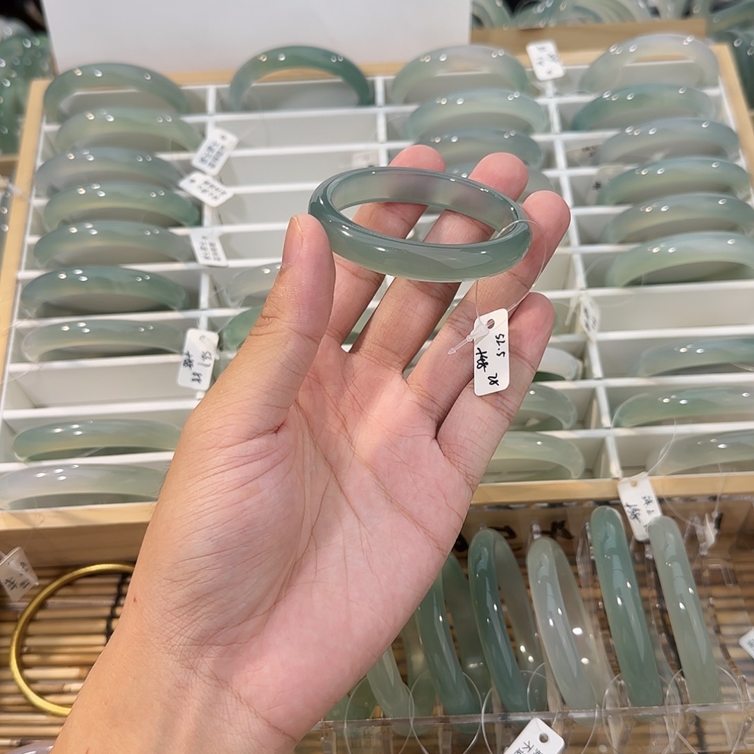 玛瑙/玉髓未镶嵌手镯圈口52.5