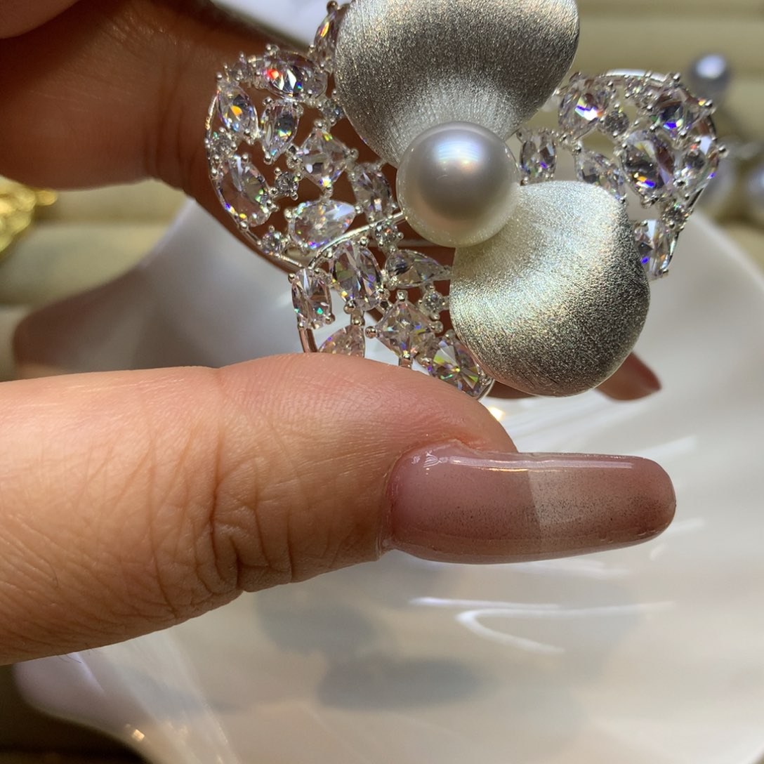 未镶嵌胸饰海水珍珠