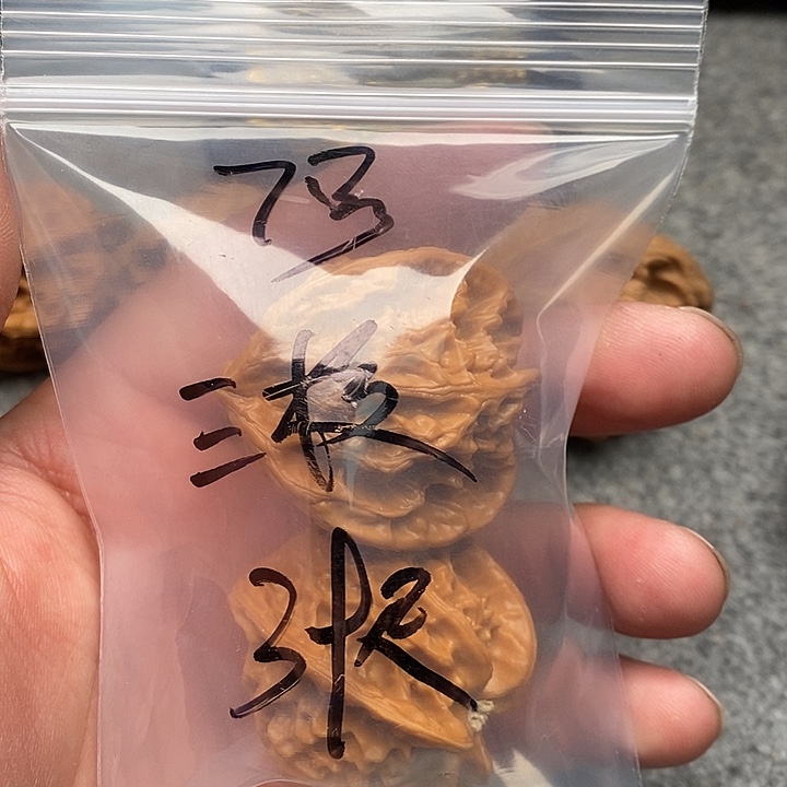 小***口吊坠文玩核桃三棱