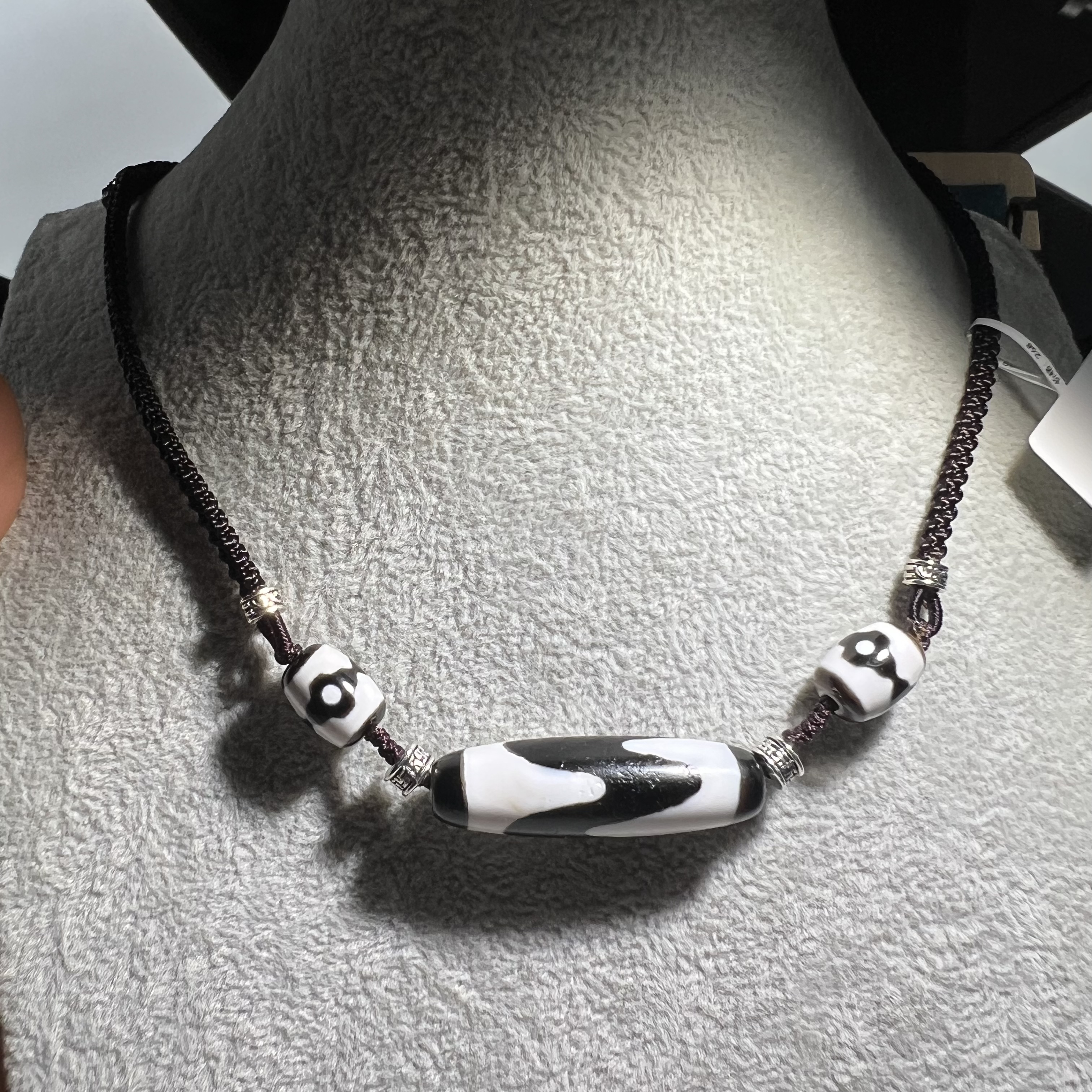 天然玛瑙高品黑白牙牙颈链