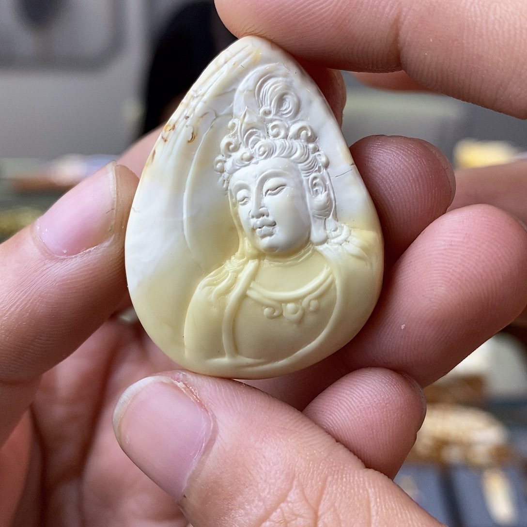 琥珀裸石未镶嵌蜜蜡雕刻件