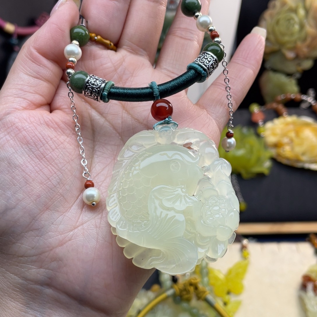 蛇纹石玉颈饰未镶嵌